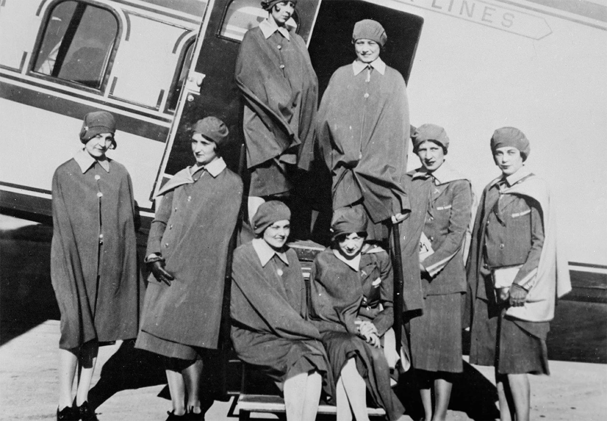 В 1930 году в США задумали привлечь к работе на борту молодых привлекательных девушек. Во-первых, это должно было помочь в рекламе пассажирских авиаперевозок, которые тогда только начали свое распространение. Во-вторых, стюардессы весили меньше, чем мужчины, а в начале XX века каждый лишний килограмм мог помешать устойчивости самолета