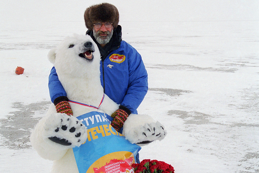 Артур Чилингаров, 1999 год. Свое 60-летие Герой Советского Союза, депутат Госдумы Артур Чилингаров отметил на Северном полюсе