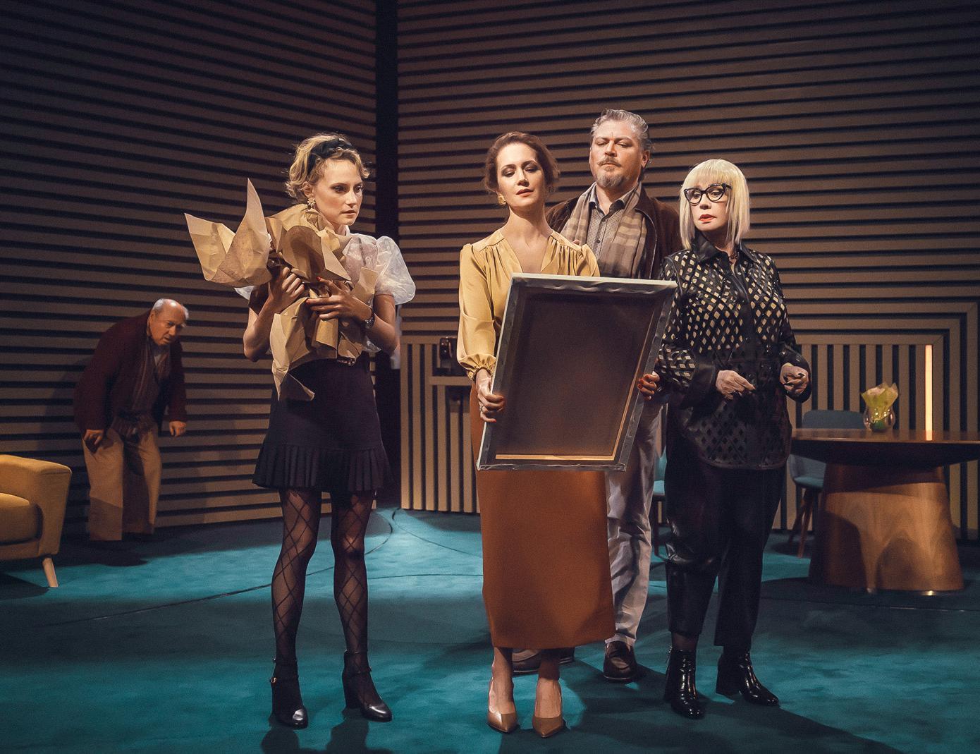 Вера Алентова в спектакле «Ложные признания» на сцене Московского драматического театра имени А.С. Пушкина