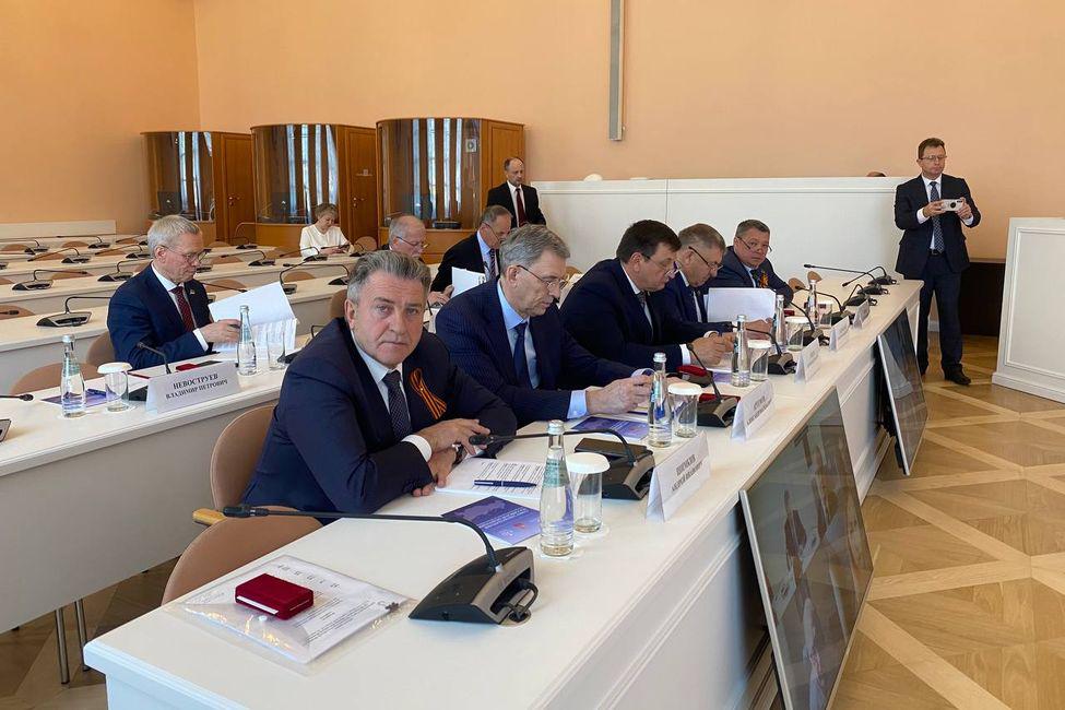 Спикер Заксобрания Новосибирской области Андрей Шимкив — первый слева в первом ряду (Фото: пресс-служба областного парламента) 