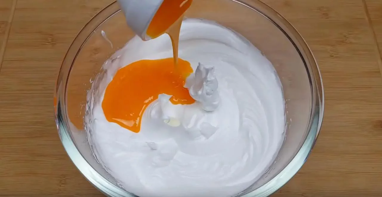 Аккуратно смешайте желтки и белки