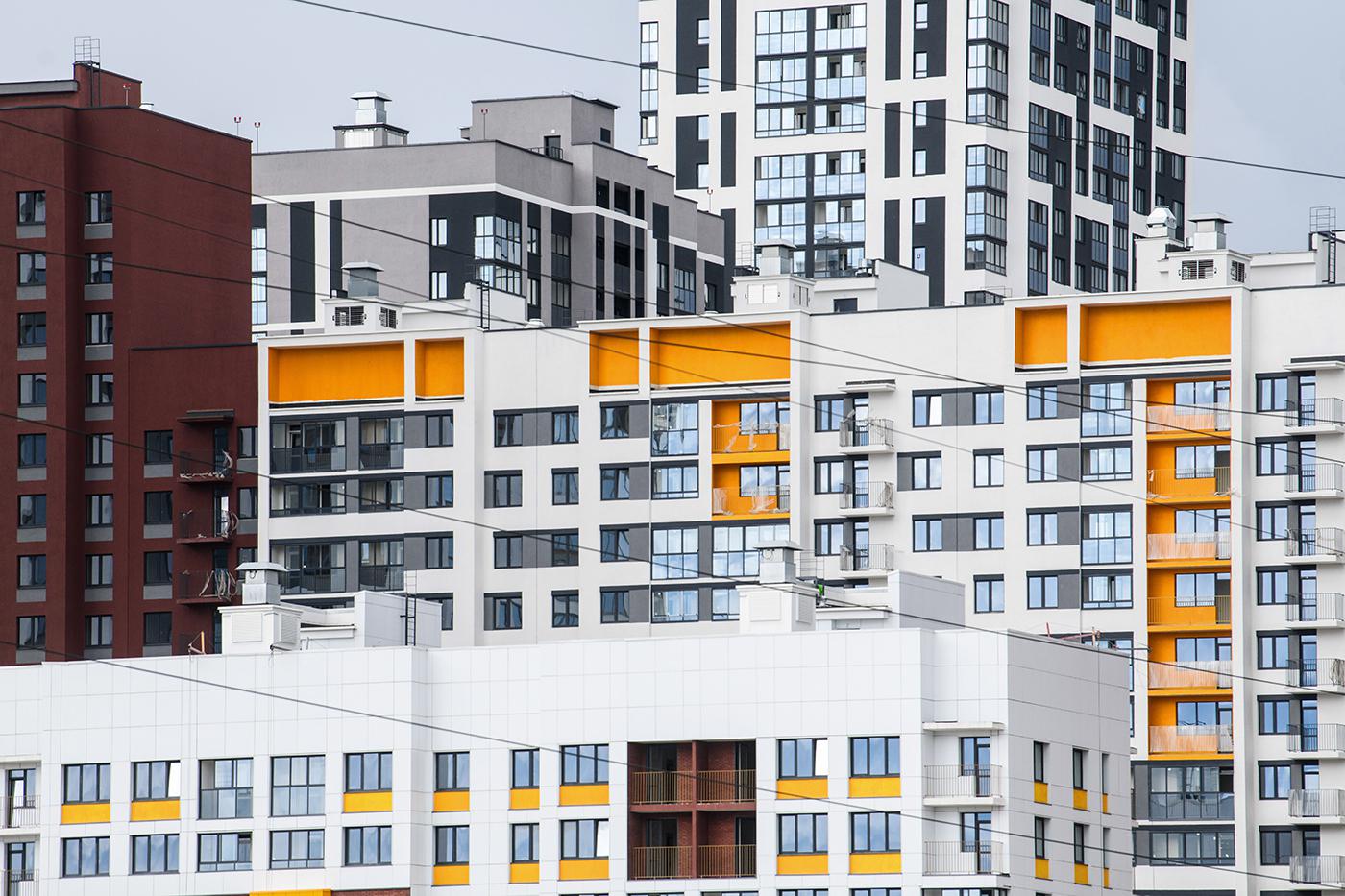 Россия. Свердловская область. Екатеринбург. Вид на многоквартирные жилые дома на одной из улиц города.