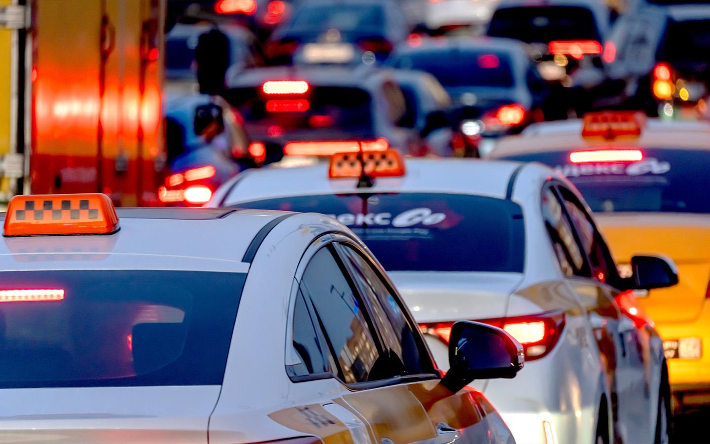 Таксисты не берут заказы с детьми. Отрасль обратилась к Минтрансу