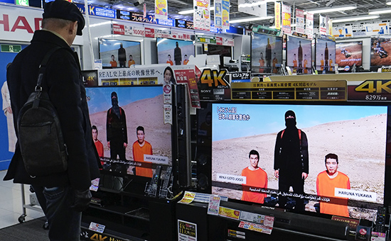 Трансляция выпуска новостей о японских заложниках в магазине. Токио, Япония.
