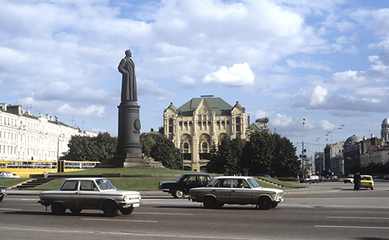 Памятник Ф.Э. Дзержинскому на площади Дзержинского (ныне Лубянская). Установлен в 1958 году. Фото 1984 года
