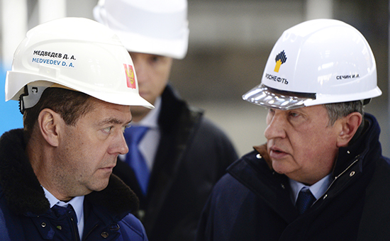 Премьер-министр России Дмитрий Медведев и&nbsp;президент &laquo;Роснефти&raquo; Игорь Сечин&nbsp;(слева направо)