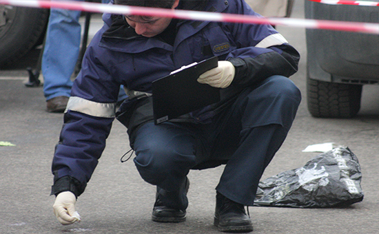Сотрудник полиции на месте ограбления инкассаторов, 2009 год