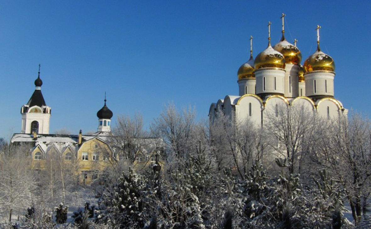 Вид на Свято-Успенский Николо-Васильевский монастырь