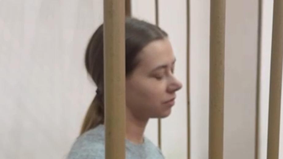 Блогера Александру Митрошину отправили под домашний арест