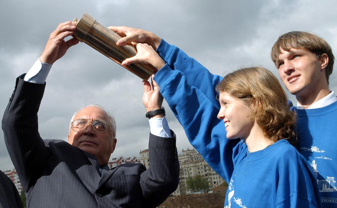 Виктор Садовничий во время церемонии закладки в основание нового учебного корпуса университета на Воробьевых горах капсулы с посланием будущим поколениям студентов, Москва, 2005 год
