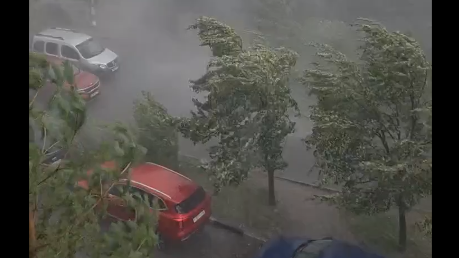 Град и шторм обрушились на Москву и Московскую область. Видео