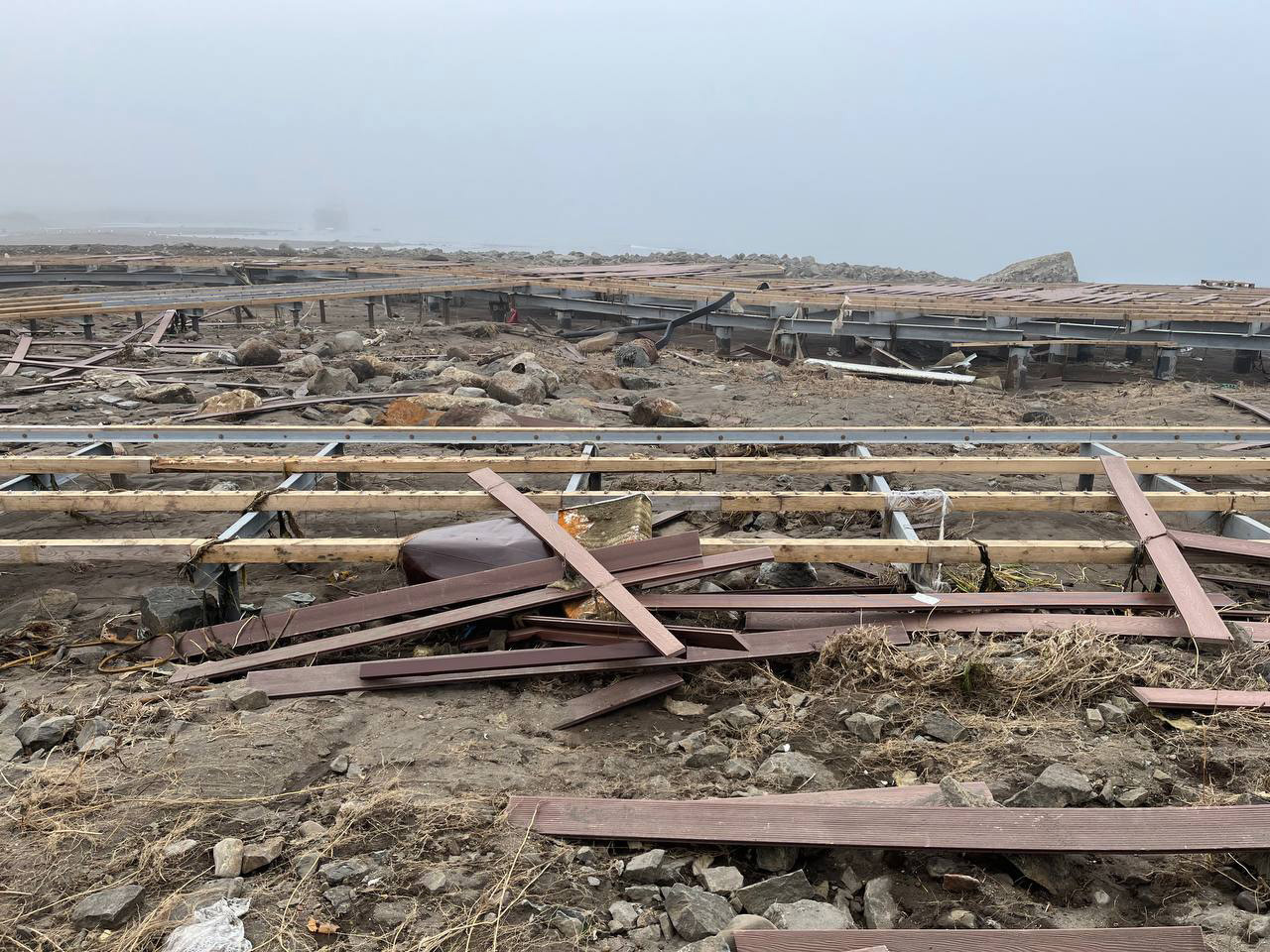 Набережная Северо-Курильска после землетрясения и цунами