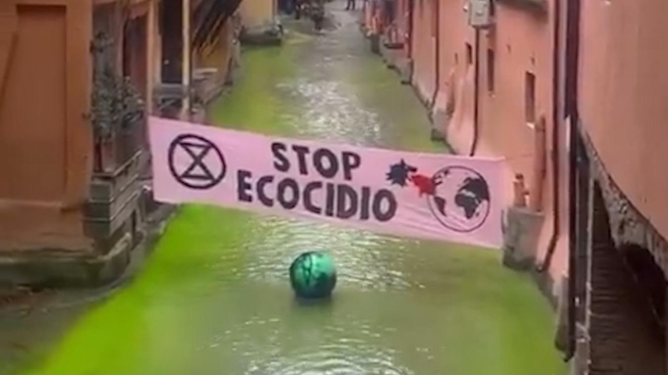 Экоактивисты окрасили воду канала в Венеции в зеленый цвет