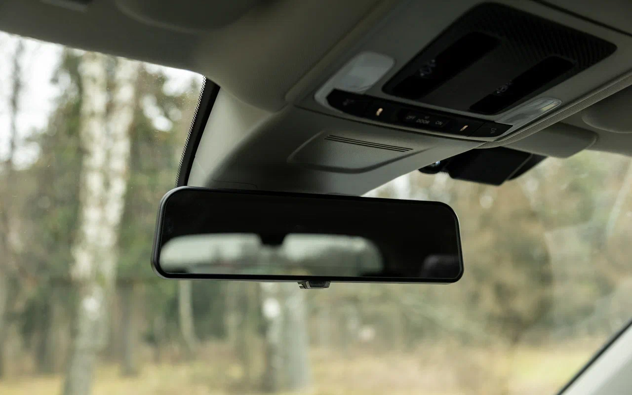 Из-за особенностей кузова на Honda CR-V пришлось установить электронное салонное зеркало: так видно заметно больше. Но на деле привычнее выключать изображение