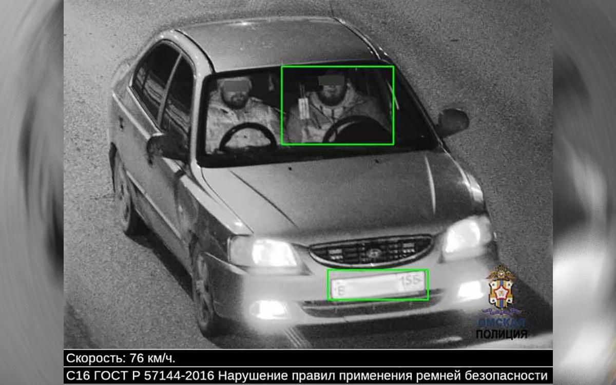 Пассажира с игрушечным рулем оштрафовали по камере в Омске