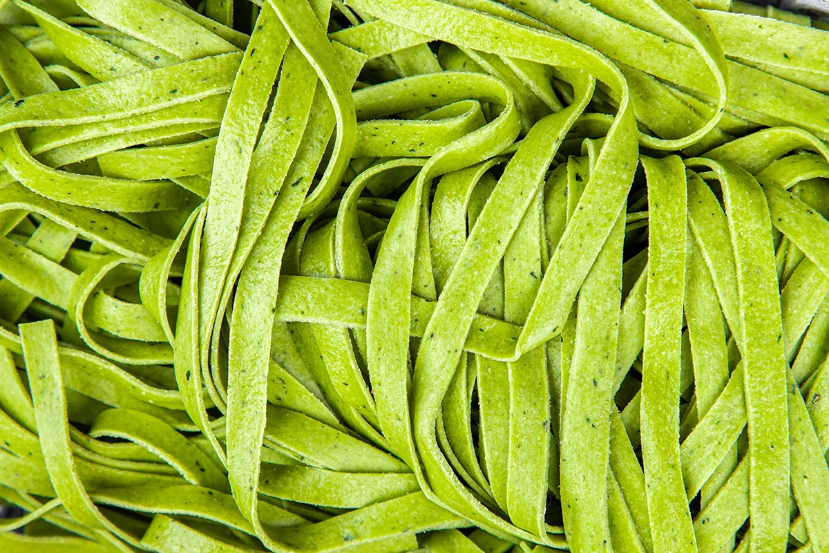 Внешне тальятелле могут отличаться по цвету: зеленые — шпинатные, красные — томатные