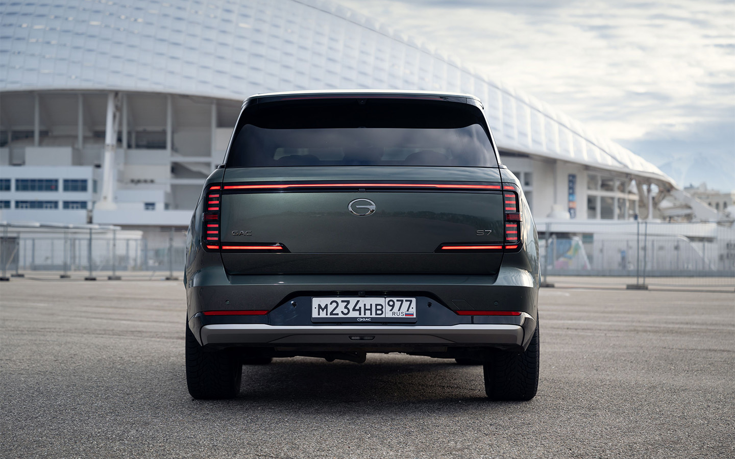 При взгляде сзади новый GAC S7 не поражает воображение: типичная машина семейного форм-фактора