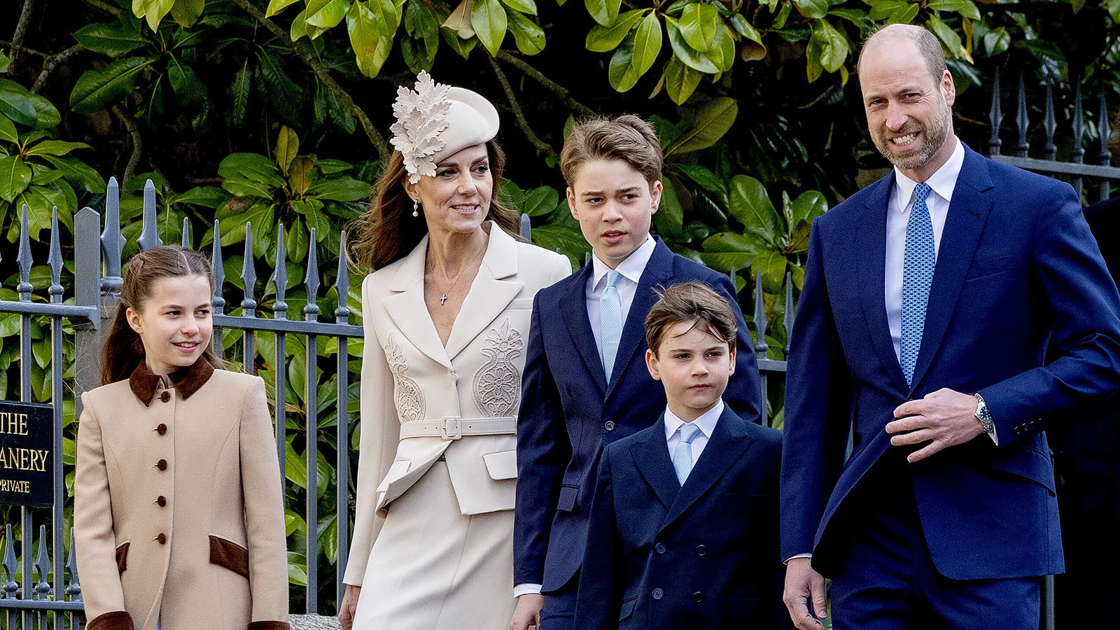 Принц Уэльский Уильям, принц Джордж, принцесса Уэльская Кэтрин, принц Луи, принцесса Шарлотта на пасхальной утренней службе в часовне Святого Георгия в Виндзорском замке. 5 апреля 2026 года.  