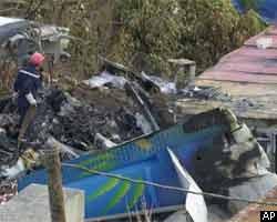 Самолет с туристами рухнул на жилой дом