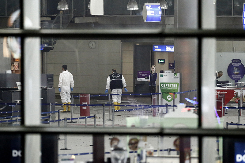 В результате взрывов в&nbsp;аэропорту Стамбула пострадали не&nbsp;менее 60 человек, по&nbsp;меньшей мере десять погибли
