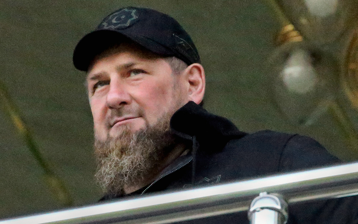 Кадырова и его отца признали заслуженными правозащитниками Чечни"/>













