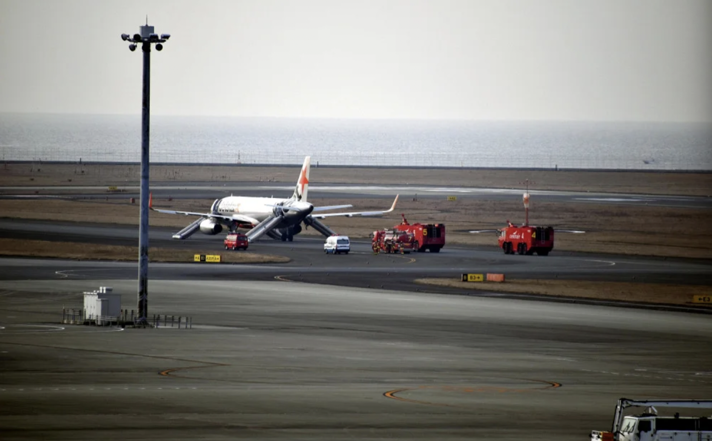 Самолет в Японии совершил вынужденную посадку из-за угрозы взрыва