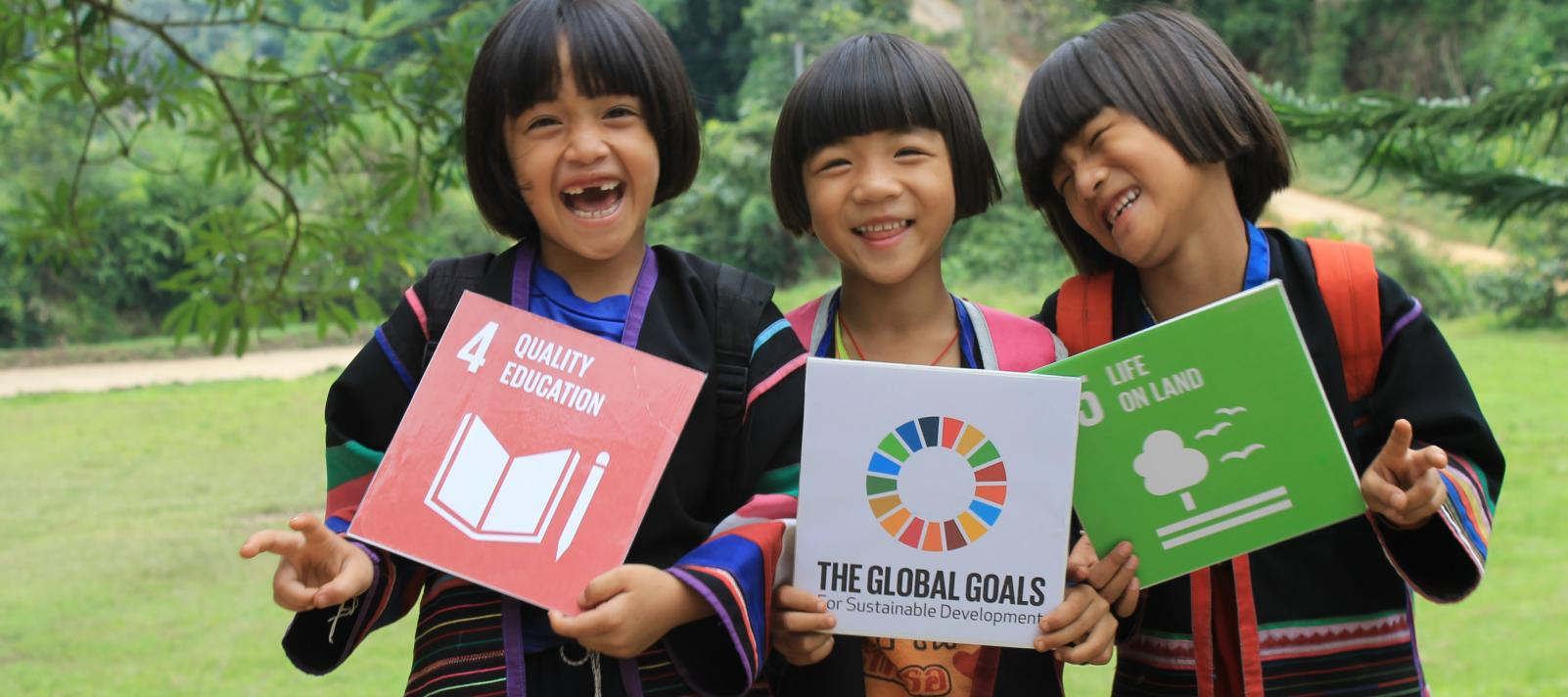 Девочки с плакатами проекта The Global Goals