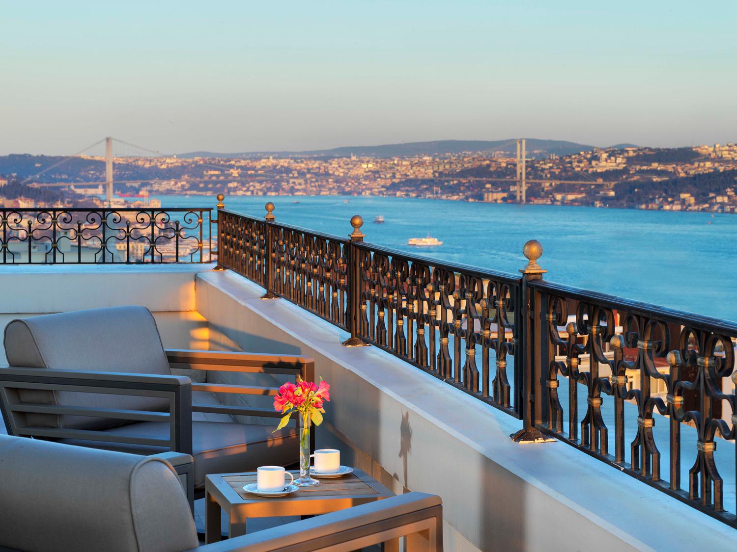 Вид с террасы номера Corner Bosphorus Terrace Suite