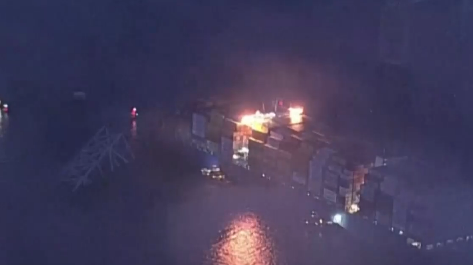 В Балтиморе приступили к эвакуации обрушившего мост контейнеровоза. Видео