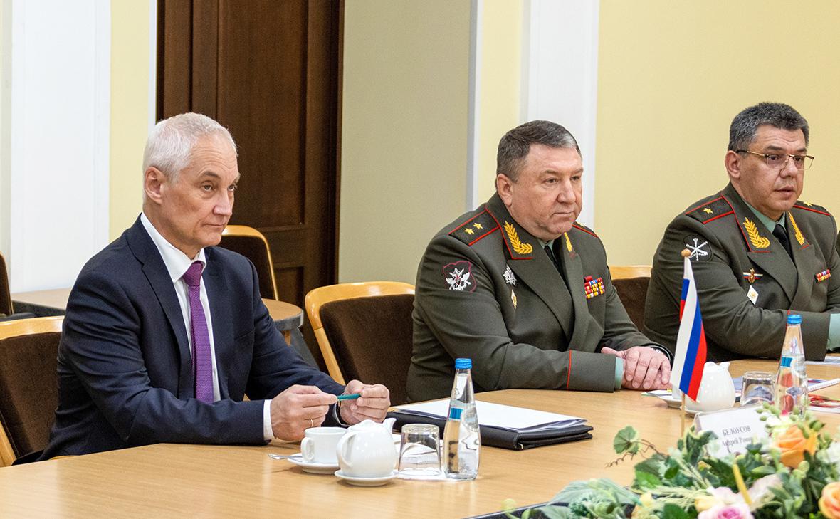 Андрей Белоусов (слева) во время переговоров с министром обороны Белоруссии Виктором Хрениным