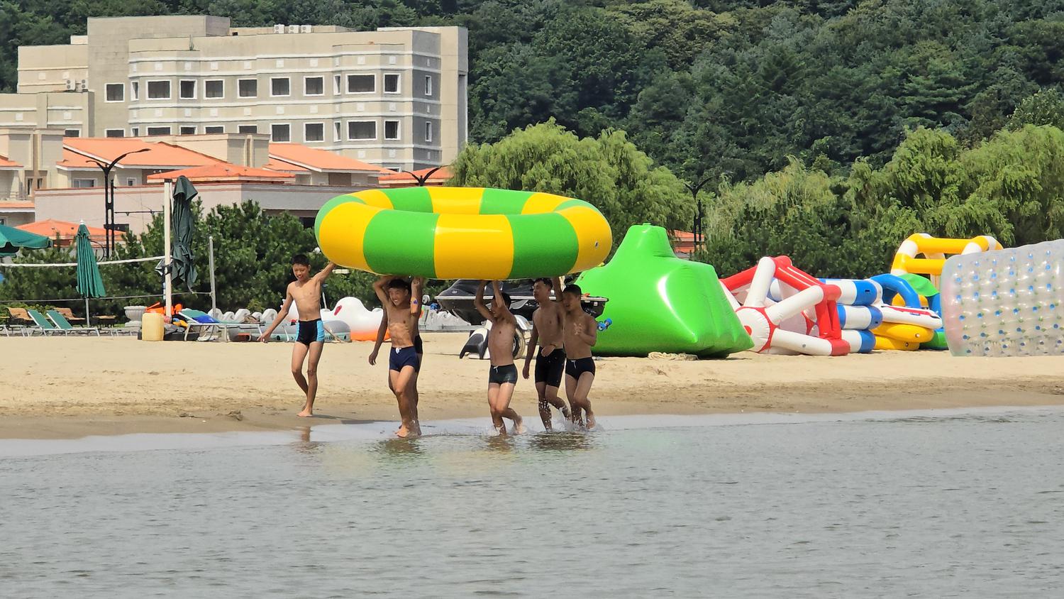 Пляж на курорте «Вонсан-Кальма» в КНДР