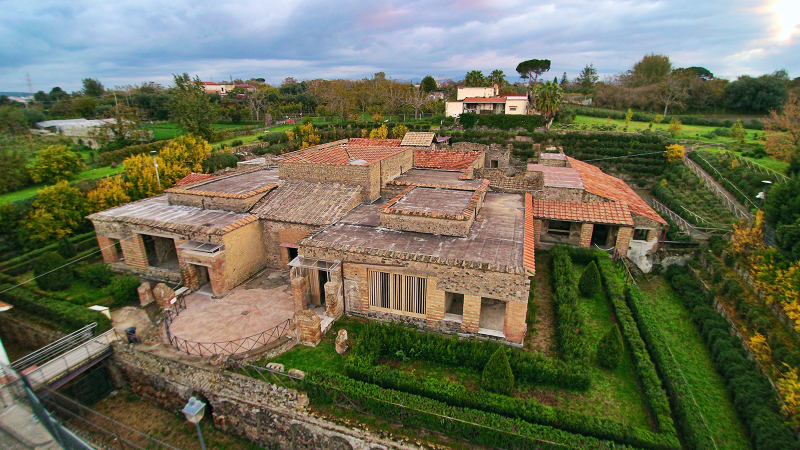 Раскопки в Помпеях начались в 1748 году и продолжаются по сей день