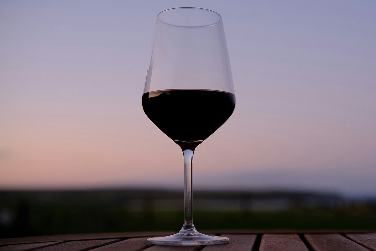 «Основа ощущения вяжущего вкуса — комплекс ощущений, обусловленных сморщиванием или растяжением эпителия в результате воздействия таких веществ, как квасцы или танины»