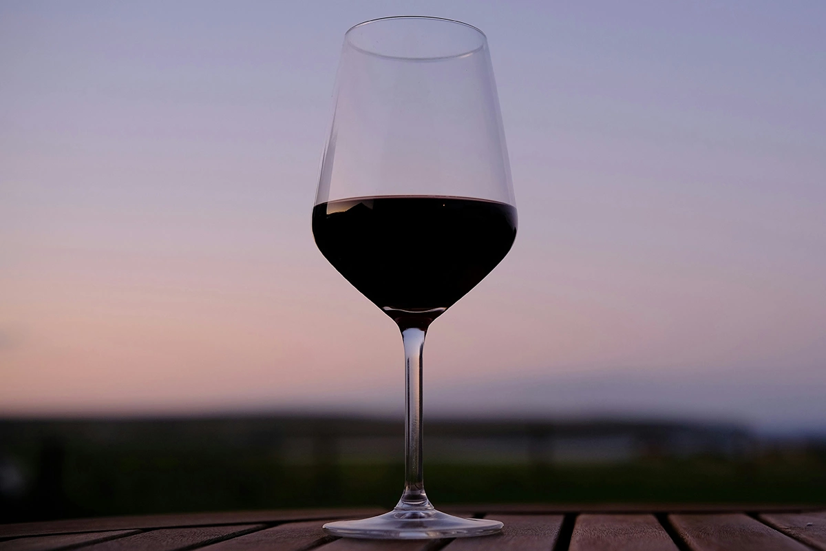 «Основа ощущения вяжущего вкуса — комплекс ощущений, обусловленных сморщиванием или растяжением эпителия в результате воздействия таких веществ, как квасцы или танины»