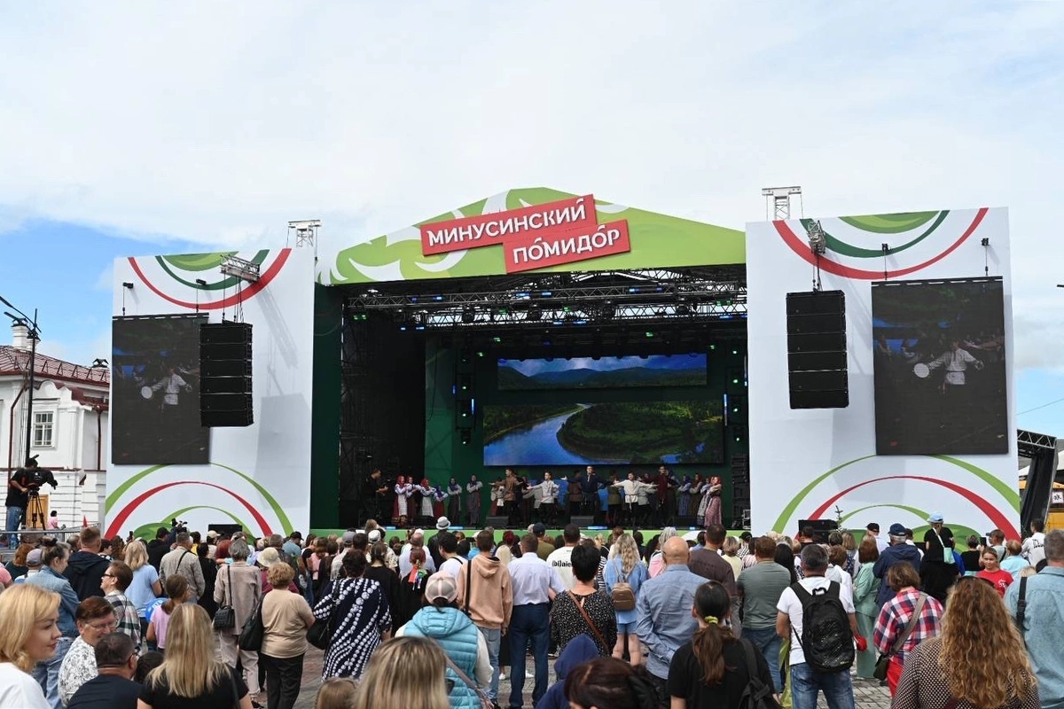 Этот фестиваль не ограничивается городской ярмаркой, на которой можно найти местные помидоры. Со временем он превратился в масштабное мероприятие, которое включает и экономический форум с обсуждением проблем села, и выступление театральных коллективов, и костюмированное шествие