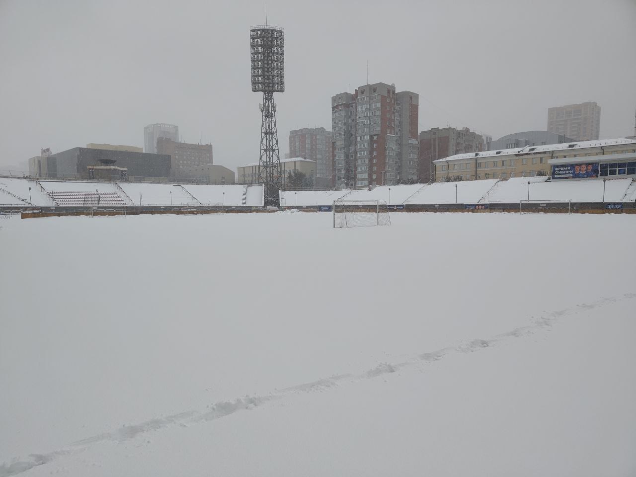 Заснеженное футбольное поле стадиона &laquo;Спартак&raquo;
