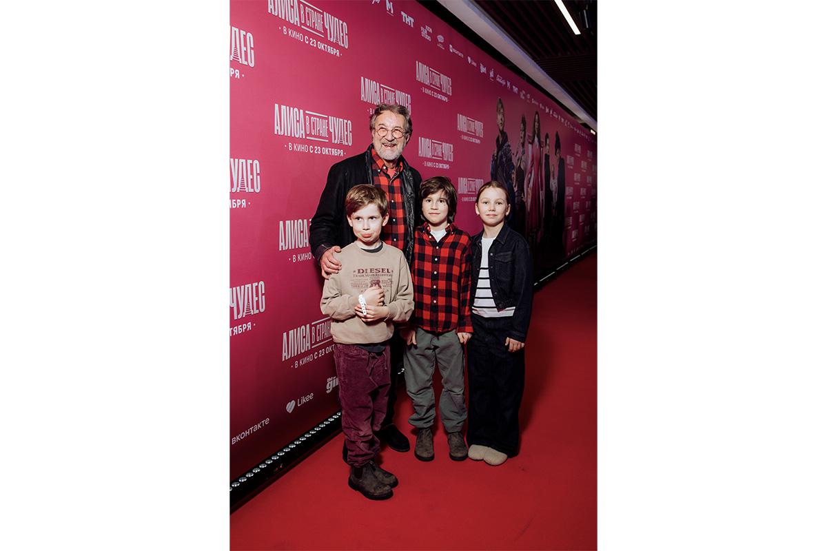 Леонид Ярмольник с внуками