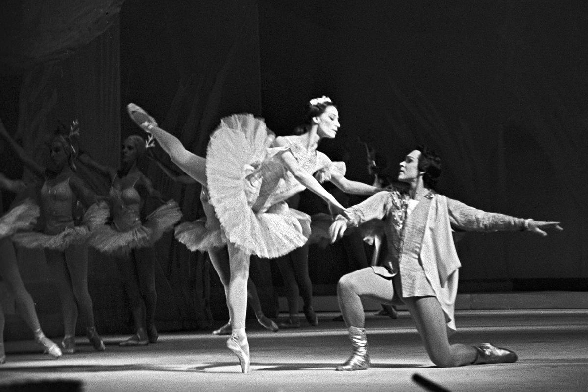 Сцена из балета П.И. Чайковского «Спящая красавица». В роли принцессы Авроры - Майя Плисецкая, в роли принца Дезире - Николай Фадеечев, 1963 год