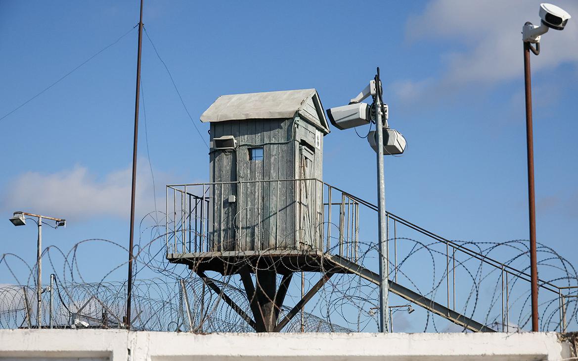 На въезде в колонию задержали грузовик с автоматом, гранатой и телефонами