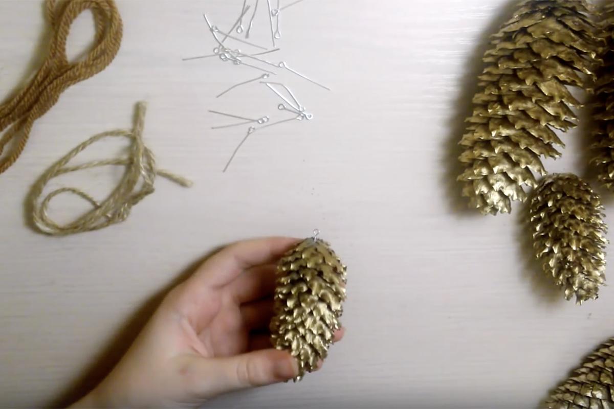 Как собрать новогоднюю гирлянду из шишек