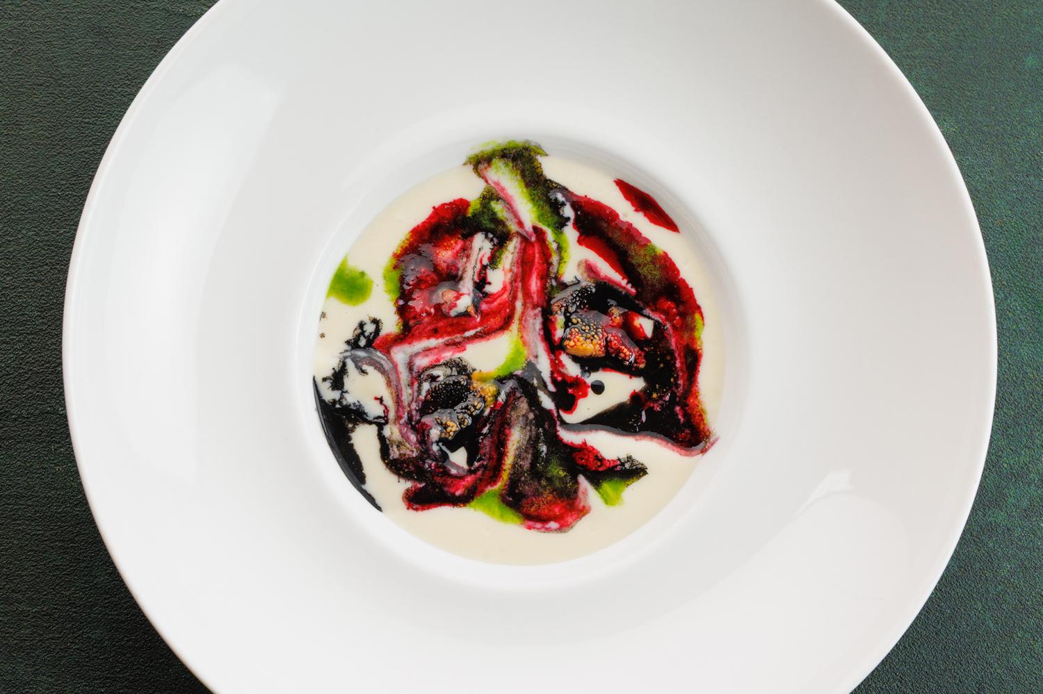 Крем-суп из топинамбура с морскими ежами, соусом из свеклы, чернилами каракатицы и базиликовым маслом
