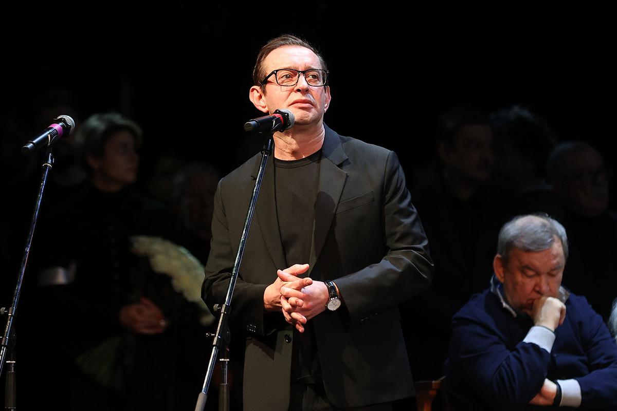 Константин Хабенский на церемонии прощания с ректором Школы-студии МХАТ Игорем Золотовицким в МХТ имени А. П. Чехова в Москве