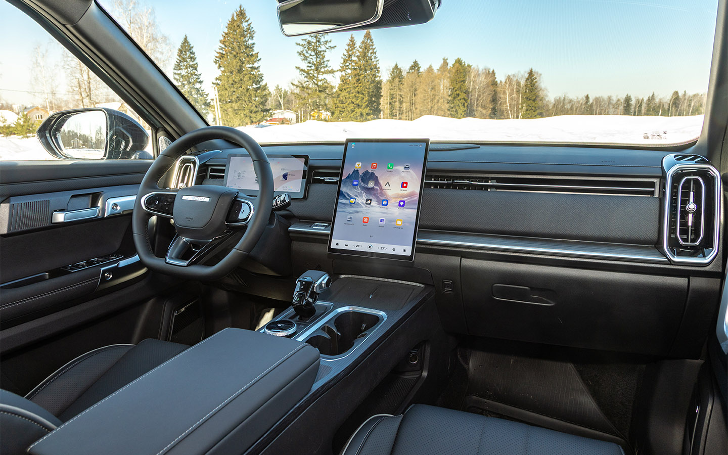 Почти все функции автомобиля зашиты в монитор мультимедийки. Физические кнопки остались для регулировки стекол и зеркал, подогревов лобовухи и сидений, аварийки, шайба &mdash; для разных режимов движения