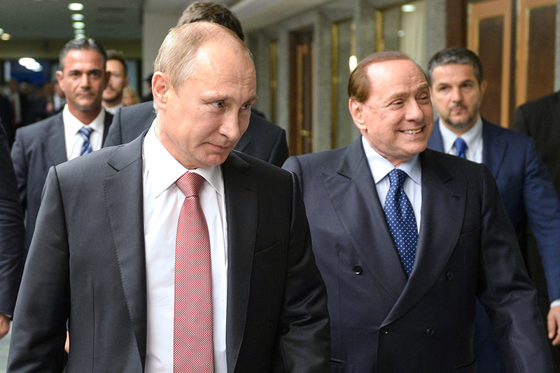 Президент России&nbsp;Владимир Путин и бывший премьер-министр Италии Сильвио Берлускони (слева направо) во время встречи