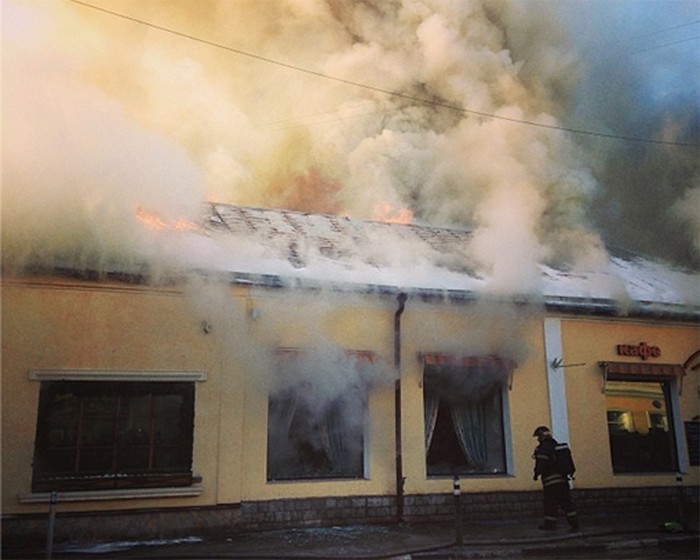 В центре Москвы загорелось кафе