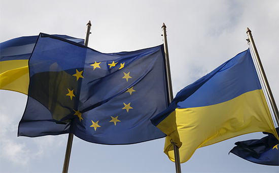 Флаги Украины и ЕС возле Администрации президента Украины в Киеве


