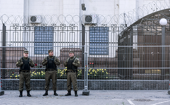 Сотрудники службы безопасности у посольства Российской Федерации в Киеве


