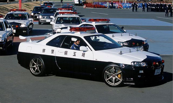 Автомобили полиции Токио сделают заметными для туристов