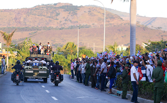 Кубинцы провожают траурный кортеж с&nbsp;прахом Фиделя Кастро к&nbsp;месту захоронения на&nbsp;кладбище Санта-Ифигения в&nbsp;Сантьяго-де-Куба
