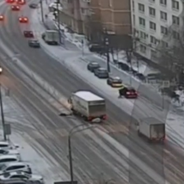 В центре Москвы грузовик наехал на двух пешеходов